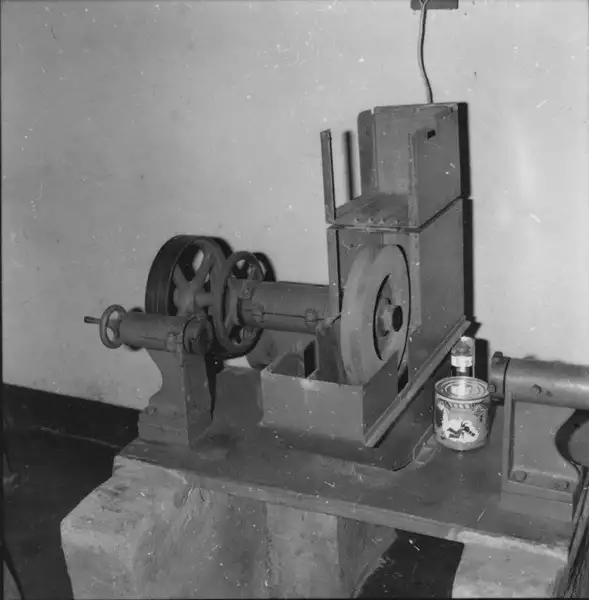 Foto 215: Processo de lapidação do diamante vendo-se maquinaria, Boa Vista (RR)