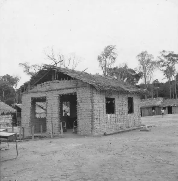Foto 3: Escola em barraco de supapo e palha, situada na praça de São João da Balisa (RR)
