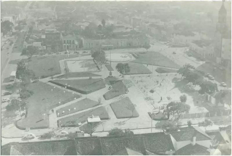 Foto 35: [Vista aérea da cidade] : Praça de Desportos : Bagé, RS
