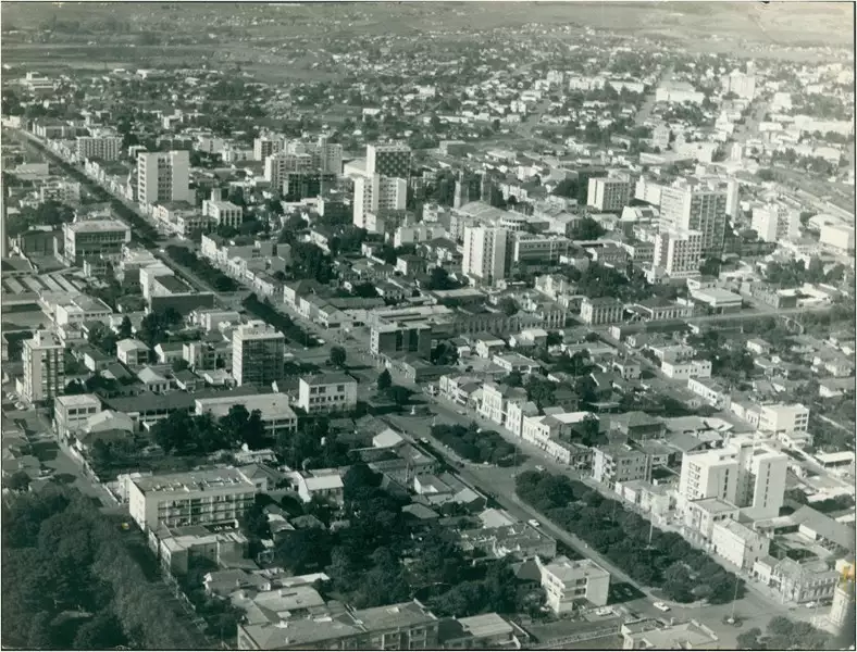 Foto 49: [Vista aérea da cidade : Avenida Brasil] : Passo Fundo, RS