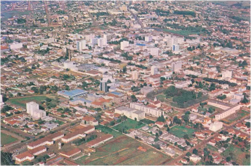 Foto 52: [Colégio Marista Conceição] : vista aérea da cidade : [Praça Antônio Xavier] : Passo Fundo, RS