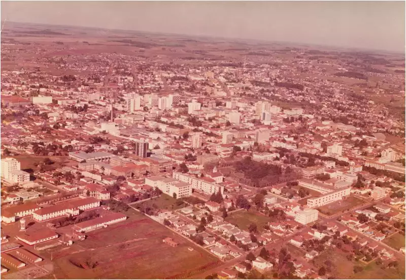 Foto 53: [Colégio Marista Conceição] : vista aérea da cidade : [Praça Antônio Xavier] : Passo Fundo, RS