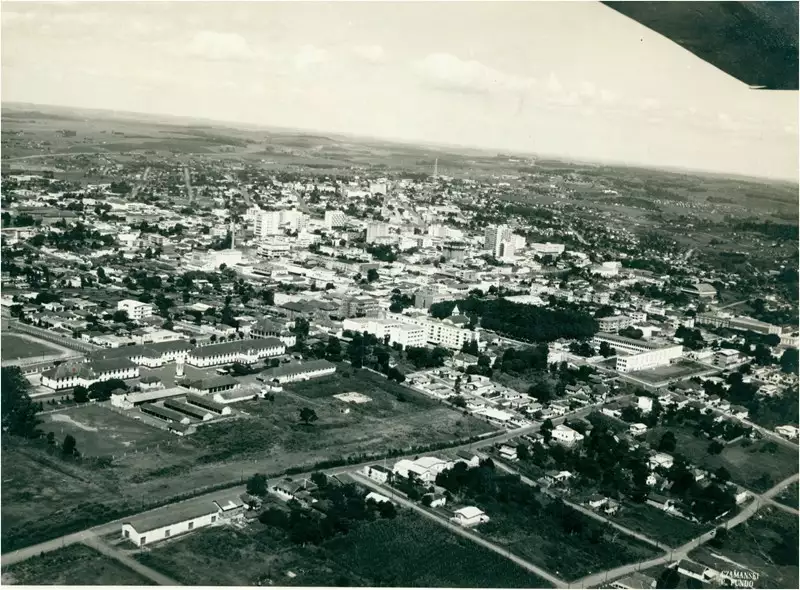 Foto 54: Vista aérea da cidade : [Colégio Marista Conceição : Praça Antônio Xavier] : Passo Fundo, RS