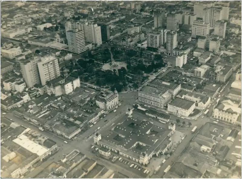 Foto 62: Vista aérea da cidade : [Mercado Público Municipal : Praça Coronel Pedro Osório] : Pelotas, RS
