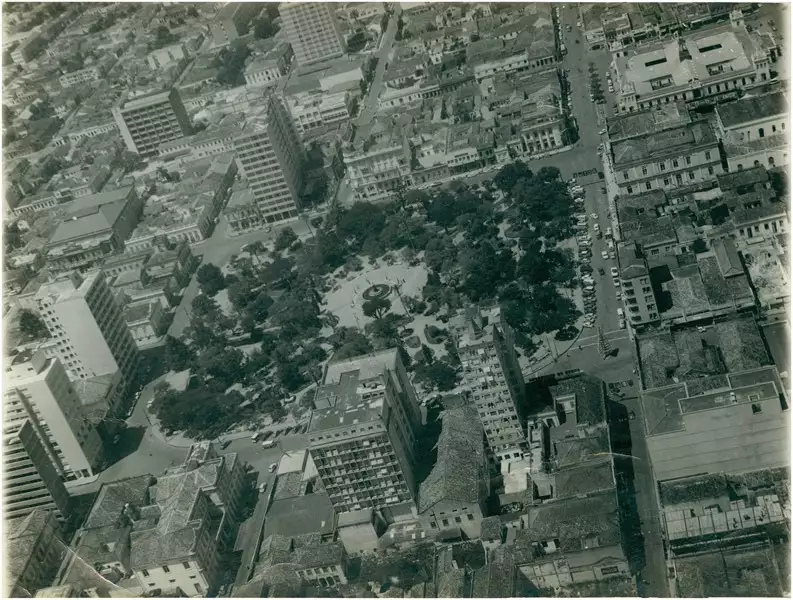 Foto 63: Vista aérea da cidade : [Praça Coronel Pedro Osório : Mercado Público Municipal] : Pelotas, RS