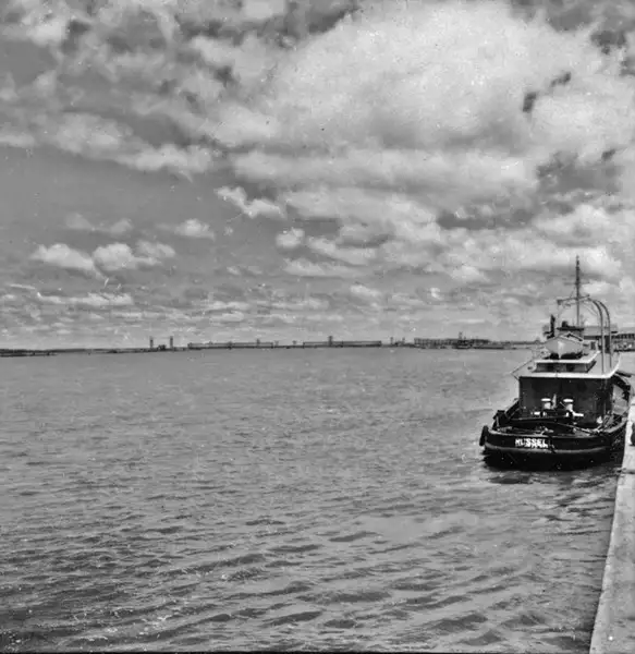 Foto 66: Aspecto do porto de Pelotas, tirada da nova ponte em construção : Pelotas (RS)