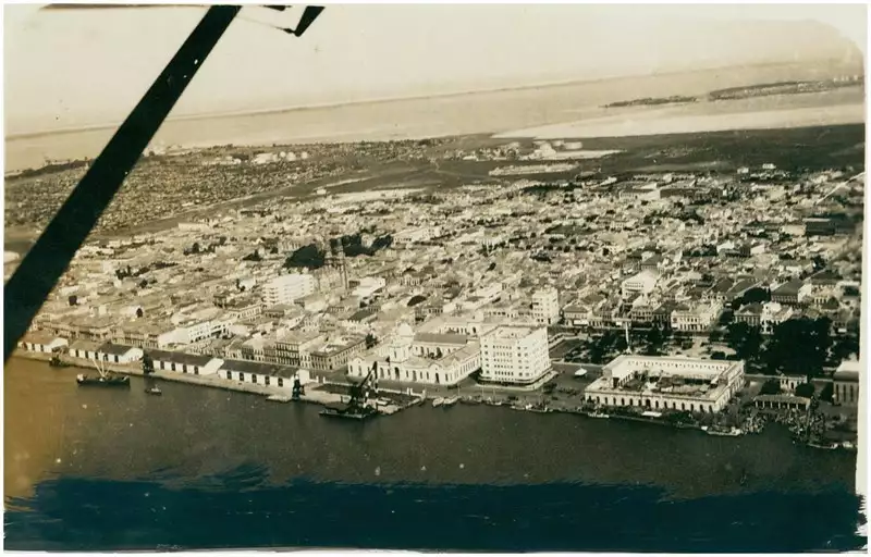 Foto 54: [Lagoa dos Patos : Porto Velho : Prédio da Alfândega : Doca do Mercado : Mercado Público Municipal] : vista aérea da cidade : Rio Grande, RS