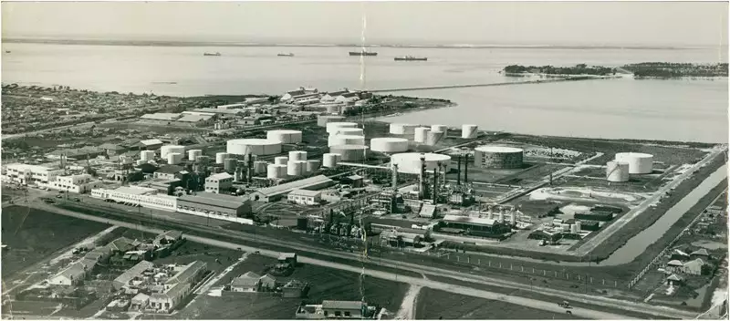 Foto 69: Vista aérea [da cidade] : Refinaria de Petróleo Ipiranga : [Lagoa dos Patos] : Rio Grande, RS