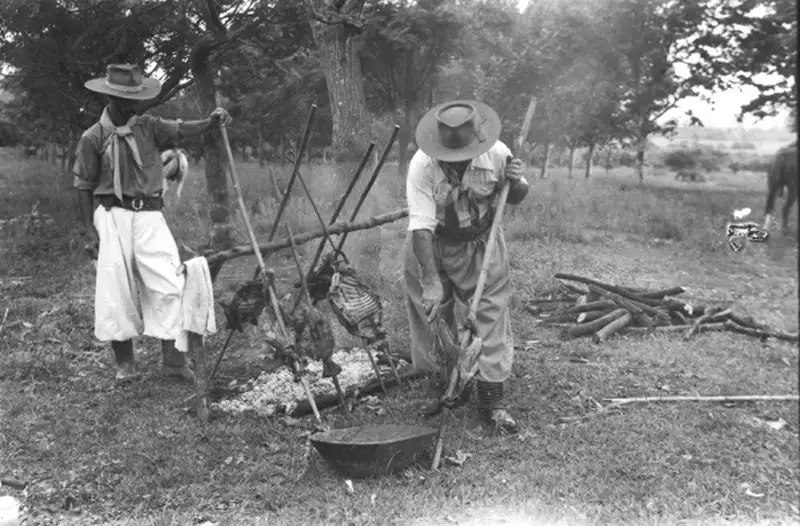 Foto 20: [Gaúchos preparando churrasco, em Rio Pardo (RS)]