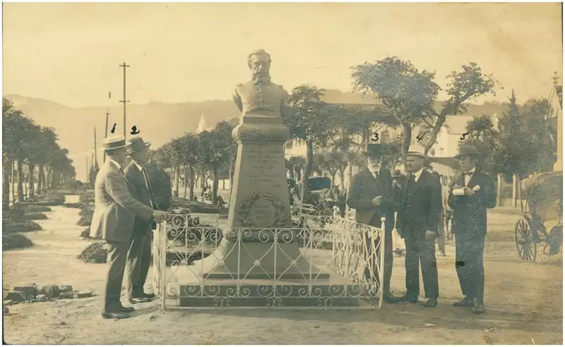 Foto 5: Busto do Coronel João Niederauer Sobrinho : Santa Maria, RS