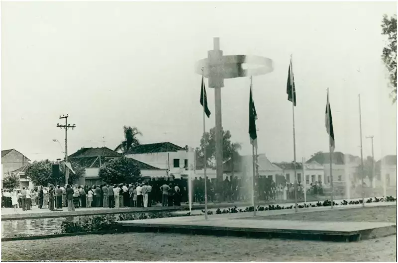 Foto 30: [Praça Vinte de Setembro] : Monumento ao Sesquicentenário da Imigração Alemã : São Leopoldo, RS