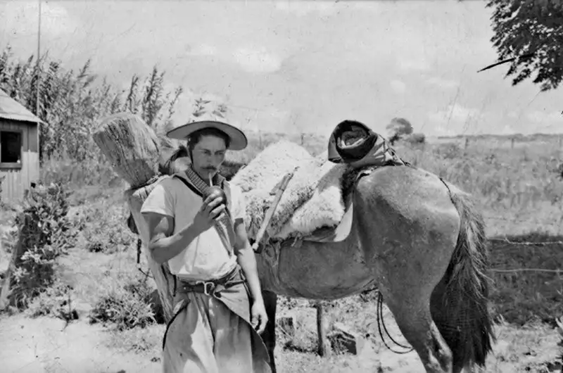 Foto 1: Gaúchos tomando chimarrão: encruzilhada de São Miguel das Missões (RS)