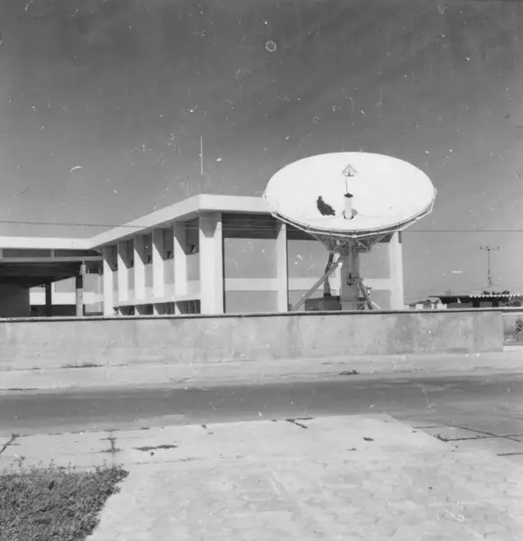 Foto 1: Torre de captação de micro-ondas junto ao prédio da TELAIMA em Boa Vista (RR)