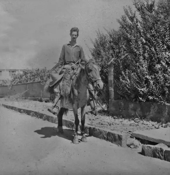 Foto 9: [Homem andando a cavalo, no município de Vacaria (RS)]