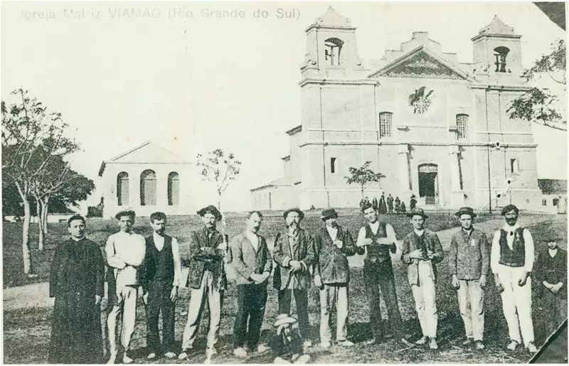 Foto 15: [Primeiro grupo de restauradores da Igreja Matriz : Praça Cônego Bernardo Machado dos Santos] : Igreja Matriz de Viamão : Viamão, RS