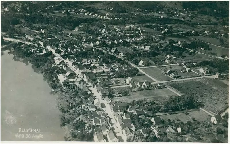 Foto 10: Vista aérea [da cidade : Rio Itajaí-Açu] : Blumenau, SC