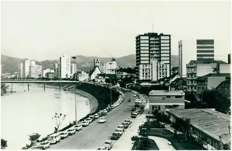 Foto 26: Rio Itajaí-Açu : Avenida Castelo Branco : vista panorâmica da cidade : Blumenau, SC