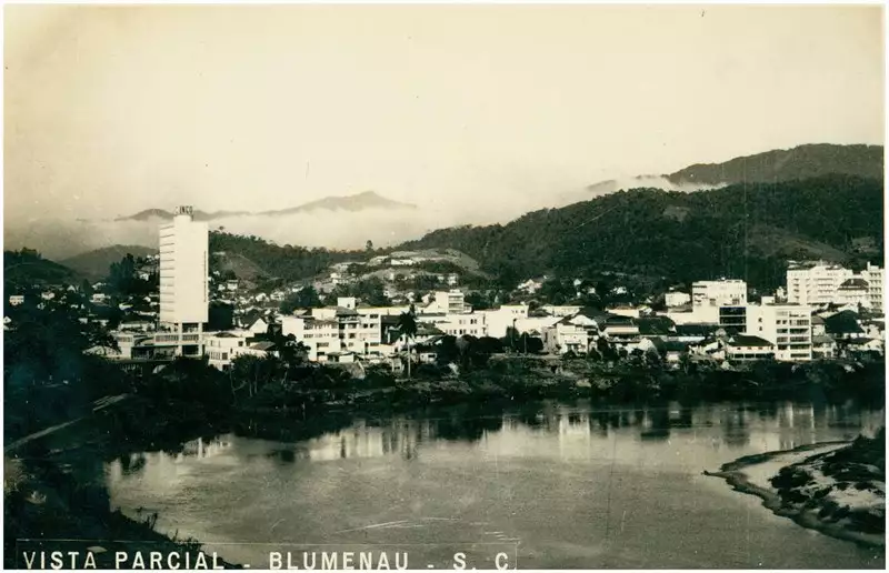 Foto 49: Rio Itajaí-Açu : vista panorâmica da cidade : Blumenau, SC