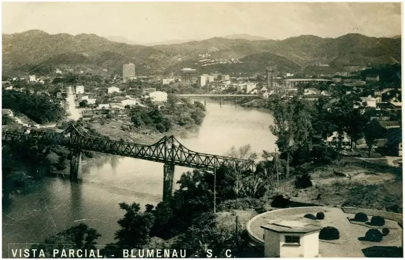 Foto 50: Rio Itajaí-Açu : Caixa d'água : Ponte Aldo Pereira de Andrade : vista panorâmica da cidade : Blumenau, SC