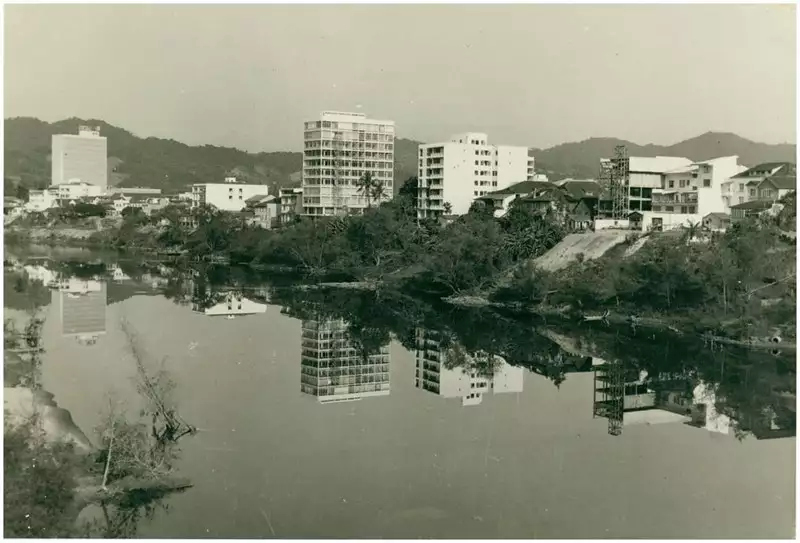 Foto 51: Rio Itajaí-Açu : vista panorâmica da cidade : Blumenau, SC