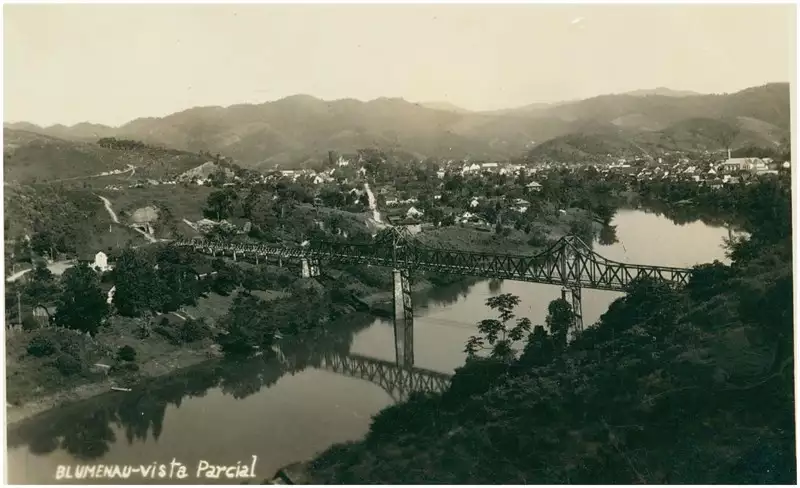 Foto 54: Rio Itajaí-Açu : Ponte Aldo Pereira de Andrade : vista panorâmica da cidade : Blumenau, SC