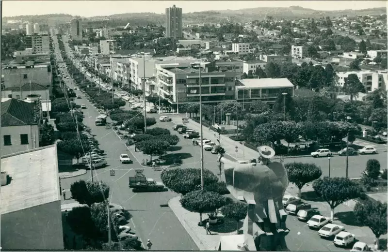 Foto 3: [Avenida Getúlio Dorneles Vargas : Praça Coronel Bertaso] : vista parcial da cidade : Chapecó, SC