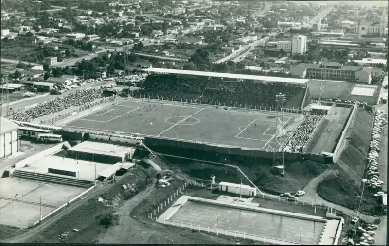 Foto 10: Estádio Regional Índio Condá : [vista aérea da cidade]: Chapecó, SC