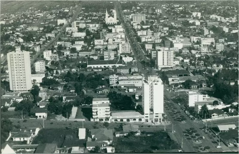 Foto 14: Vista aérea da cidade : [Avenida Getúlio Dorneles] : Chapecó, SC