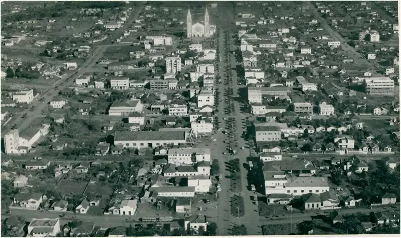 Foto 16: Vista aérea da cidade : [Avenida Getúlio Dorneles] : Chapecó, SC