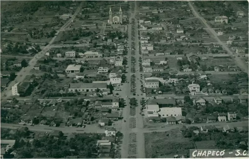 Foto 18: Vista aérea da cidade : [Avenida Getúlio Dorneles] : Chapecó, SC