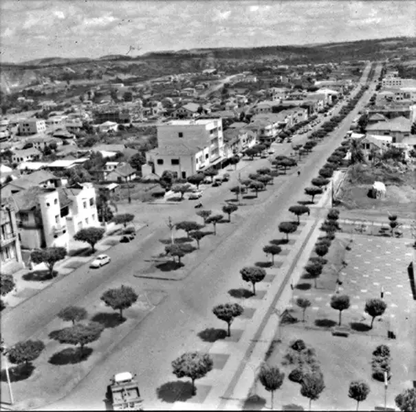 Foto 58: Vista da torre da Igreja de Chapecó, vendo-se a Avenida Principal da cidade (SC)