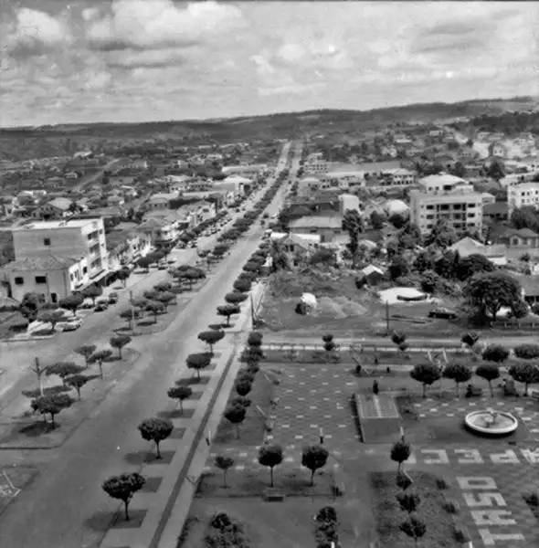 Foto 59: Vista da torre da Igreja de Chapecó, vendo-se a Avenida Principal da cidade (SC)