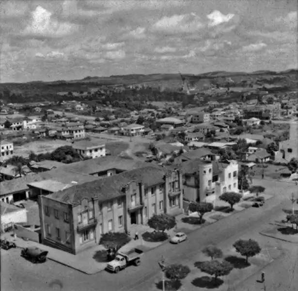 Foto 61: Vista da torre da Igreja de Chapecó, vendo-se a Avenida Principal da cidade (SC)