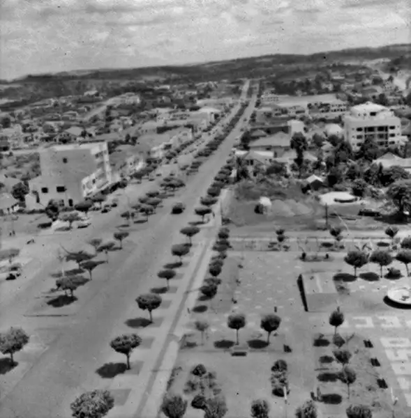 Foto 65: Vista da torre da igreja de Chapecó, vendo-se a Avenida Principal da cidade (SC)