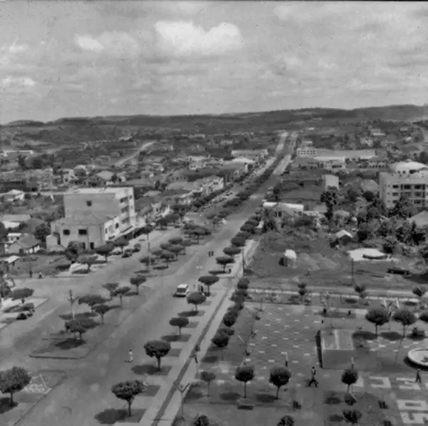 Foto 67: Vista da torre da Igreja de Chapecó, vendo-se a avenida principal da cidade (SC)