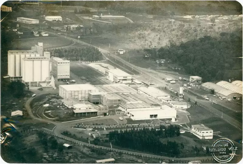 Foto 83: [Vista aérea do] Complexo Industrial da Sadia Avícola S. A. : Chapecó, SC