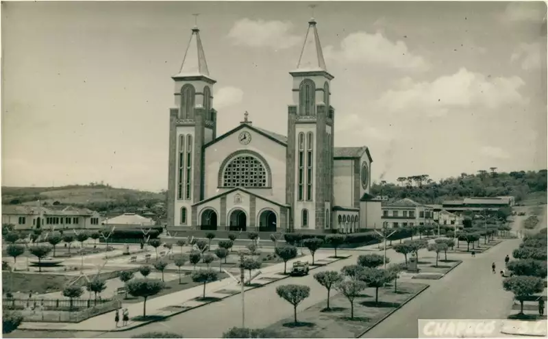 Foto 109: [Praça Coronel Bertaso : Avenida Getúlio Dorneles Vargas] : Catedral Santo Antônio : Chapecó, SC