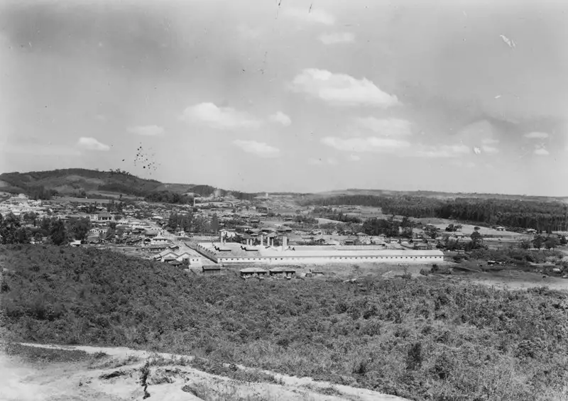 Foto 4: [Vista da cidade de Criciúma ligada ao morro do Barreiro, vendo-se à esquerda, habitações dos operários das minas (SC)]