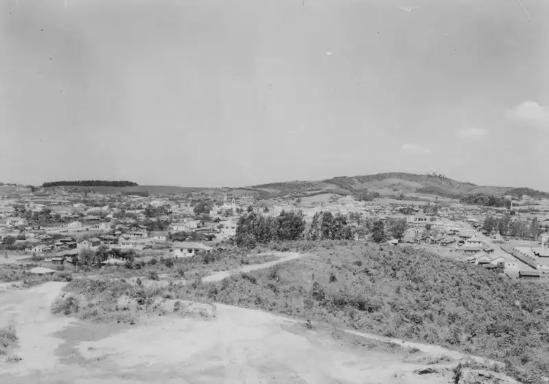 Foto 5: [Vista da cidade de Criciúma ligada ao morro do Barreiro, vendo-se à esquerda, habitações dos operários das minas (SC)]