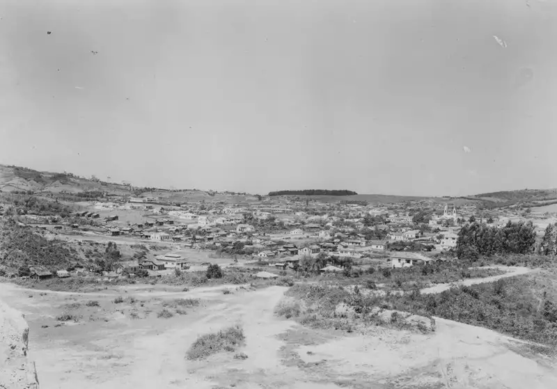 Foto 6: [Vista da cidade de Criciúma ligada ao morro do Barreiro, vendo-se à esquerda, habitações dos operários das minas (SC)]