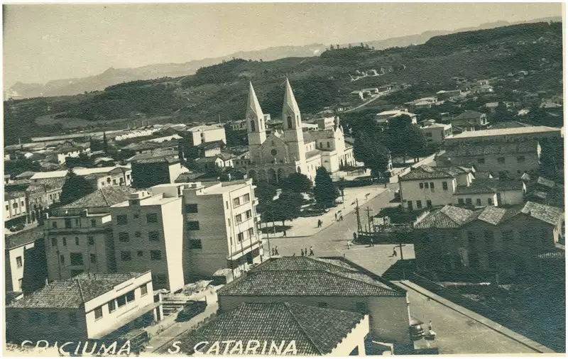 Foto 47: [Vista panorâmica da cidade : Praça Nereu Ramos : Catedral São José] : Criciúma, SC