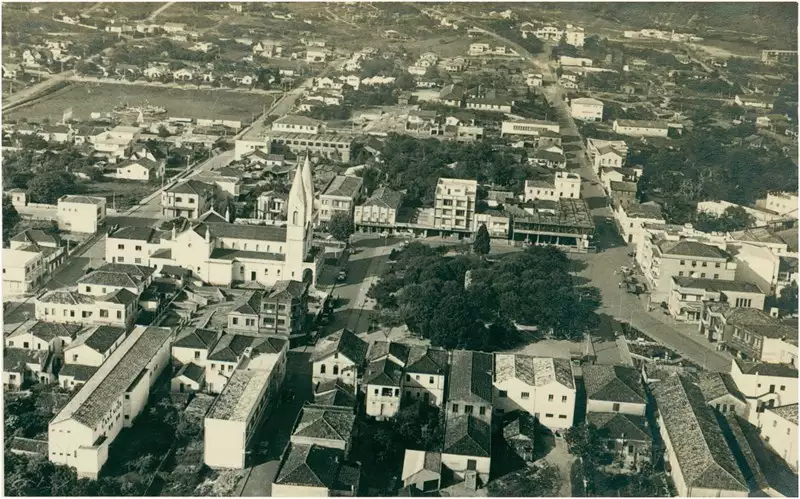 Foto 48: [Vista aérea da cidade : Catedral São José : Praça Nereu Ramos] : Criciúma, SC