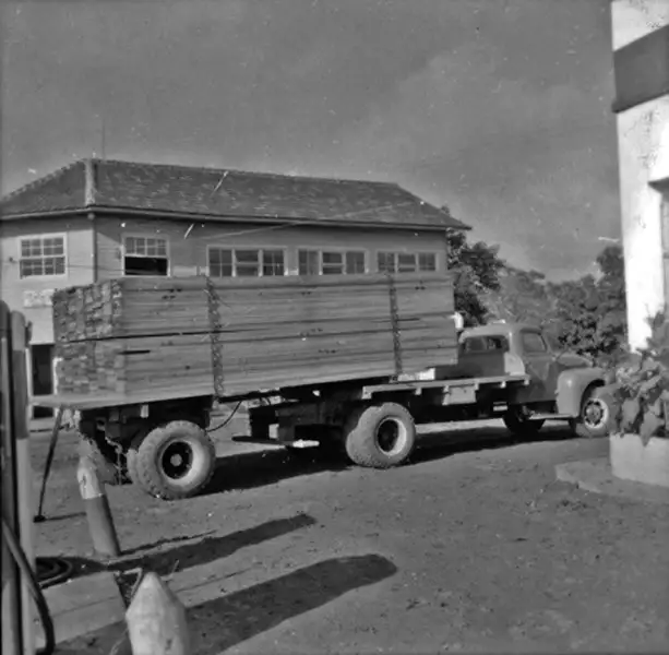Foto 17: Caminhões transportando tábuas : Dionísio Cerqueira (SC)