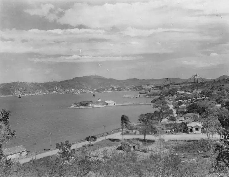 Foto 1: Cidade de Florianópolis : vendo-se a ponte Hercílio Luz (SC)