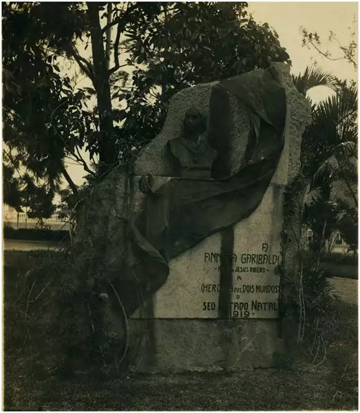Foto 5: [Monumento] à Anita Garibaldi : Florianópolis, SC