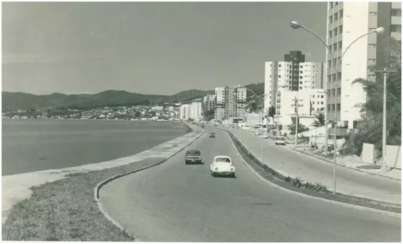 Foto 25: Avenida [Jornalista] Rubens de Arruda Ramos : [vista panorâmica da cidade] : Florianópolis, SC