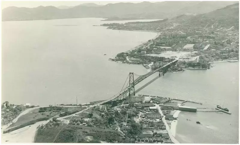 Foto 27: [Vista aérea da cidade] : Baía Norte : Ponte Hercílio Luz : Baía Sul : Florianópolis, SC