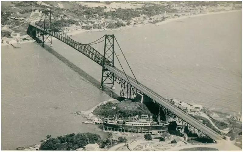 Foto 71: [Vista aérea da cidade] : Baía Sul : Ponte Hercílio Luz : Baía Norte : Florianópolis, SC