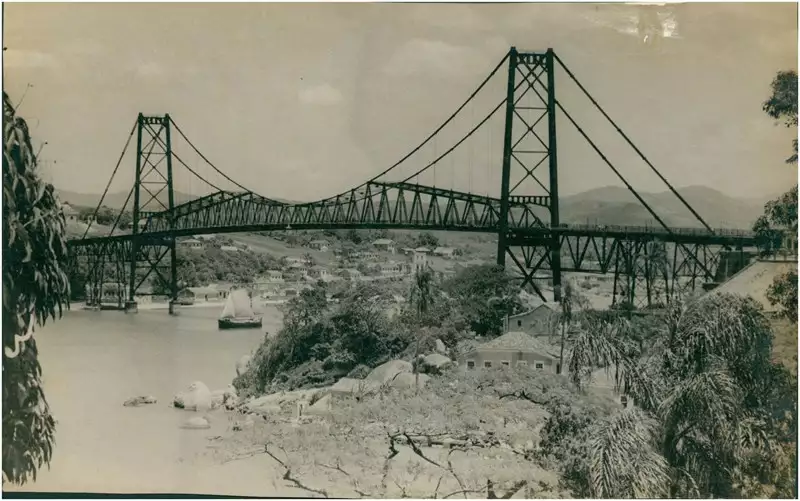 Foto 92: Ponte Hercílio Luz : [vista parcial da cidade] : Florianópolis, SC