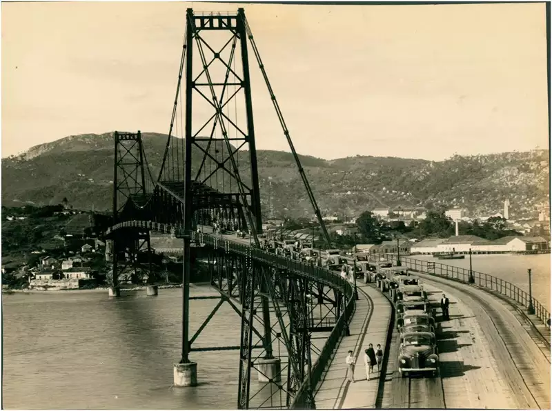 Foto 93: Ponte Hercílio Luz : [vista panorâmica da cidade] : Florianópolis, SC